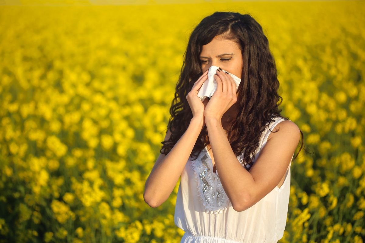 The image shows symptoms of pollen allergies and ways to treat seasonal allergies