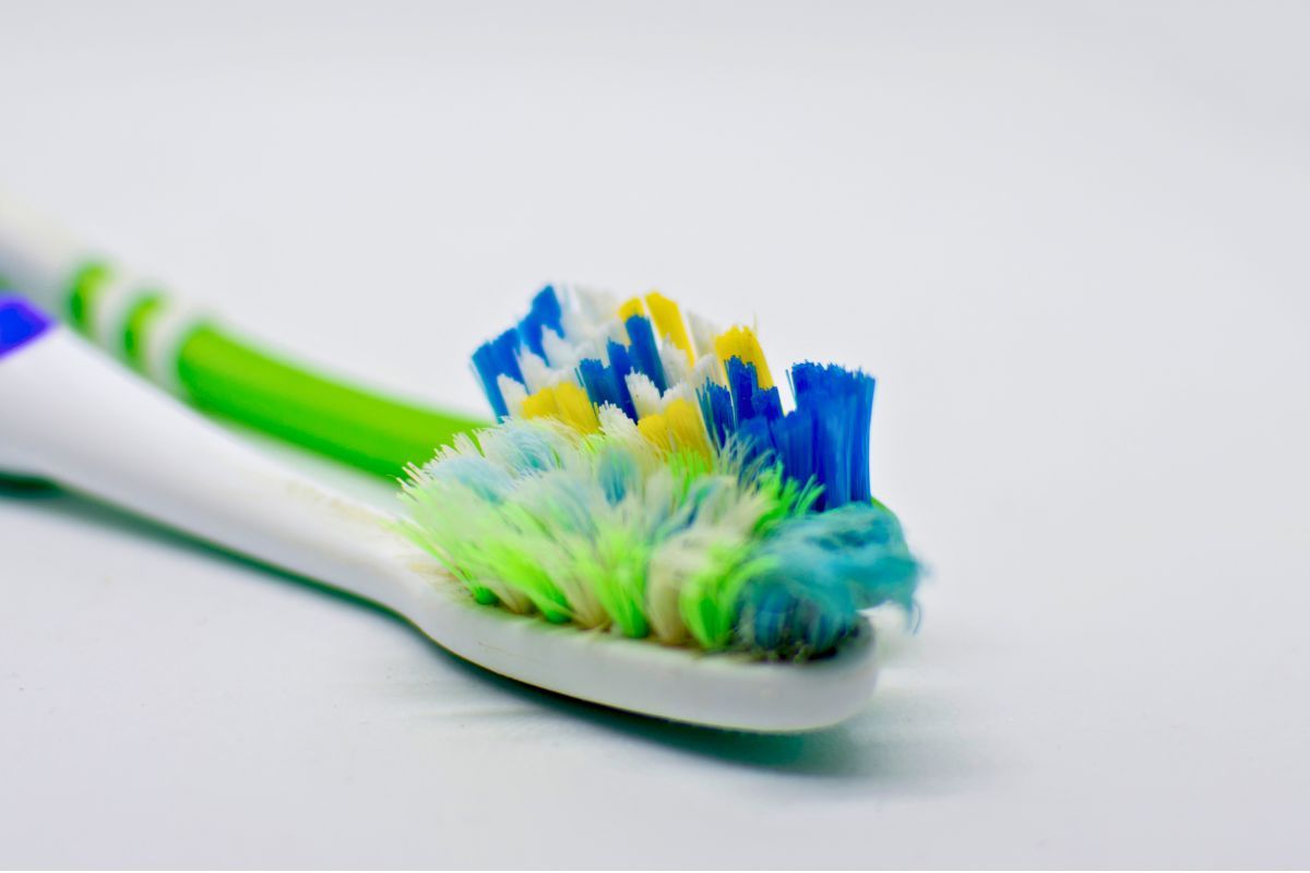 Cleaning a hairbrush – effective methods and hair hygiene