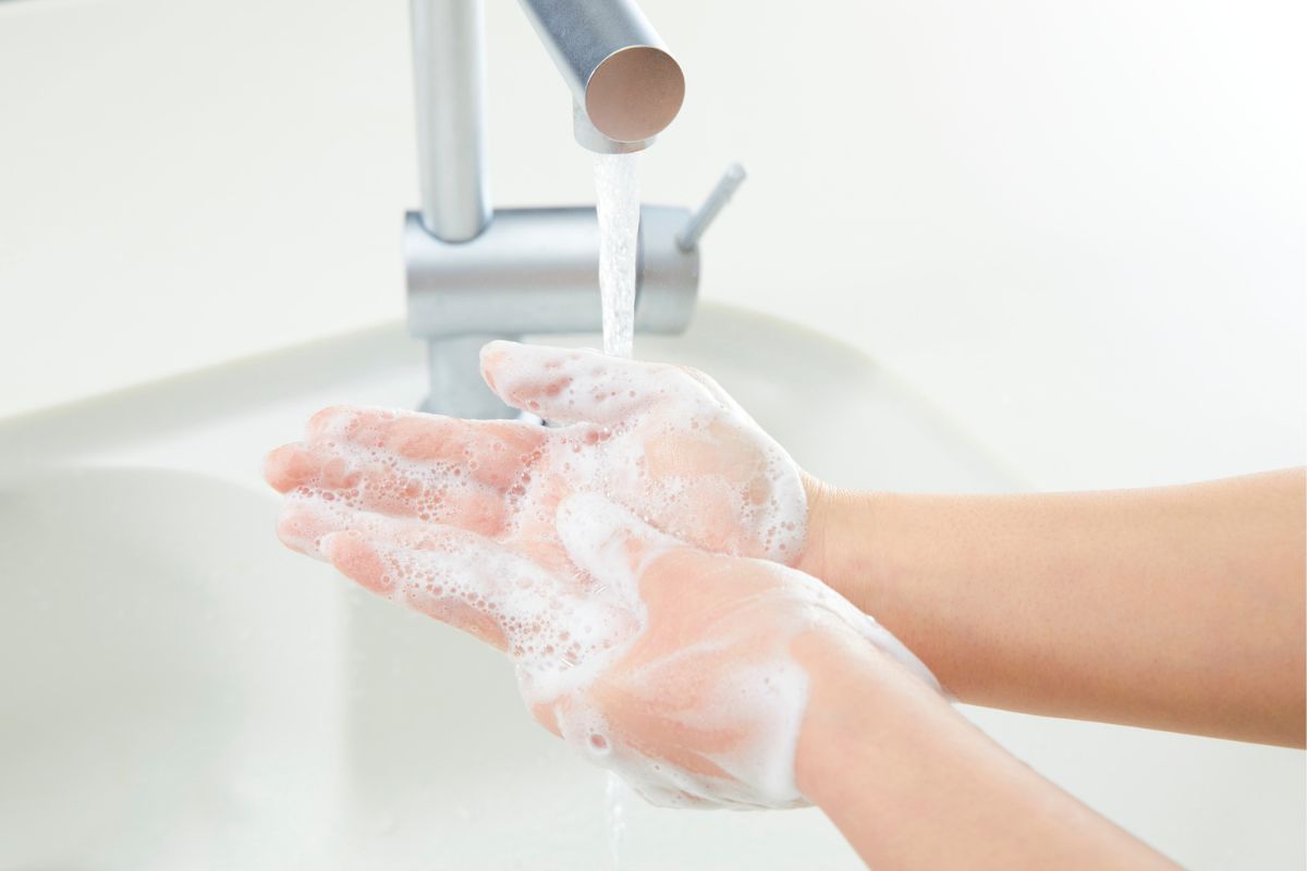 Step-by-step handwashing instructions with technique and timing