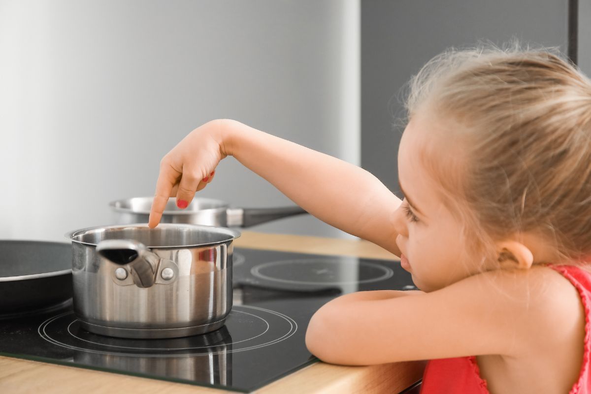 Oparzenia u dzieci rodzaje objawy i pierwsza pomoc – zdjęcie edukacyjne do artykułu