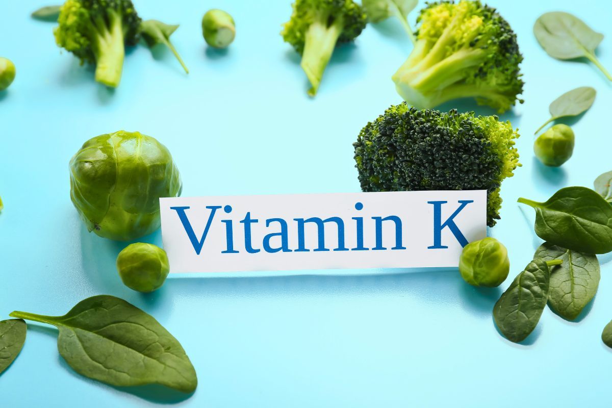 Witamina K rola w zdrowiu kości i układu krążenia, objawy niedoboru